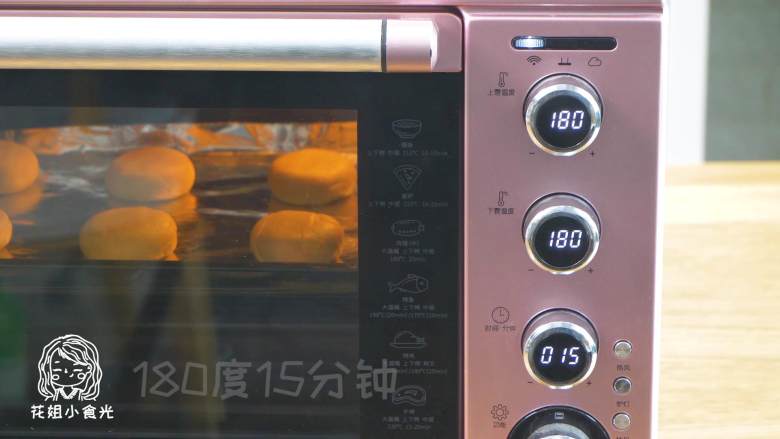 苏式肉松月饼18m+,放入烤箱中层,上下火180度,先烤15分钟~