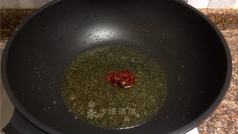 泡椒猪肝,放入<a style='color:red;display:inline-block;' href='/shicai/ 705'>豆瓣酱</a>翻炒出香味。