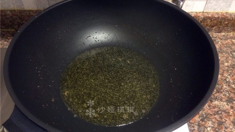 泡椒猪肝,将猪肝沥出,锅里留油烧热。