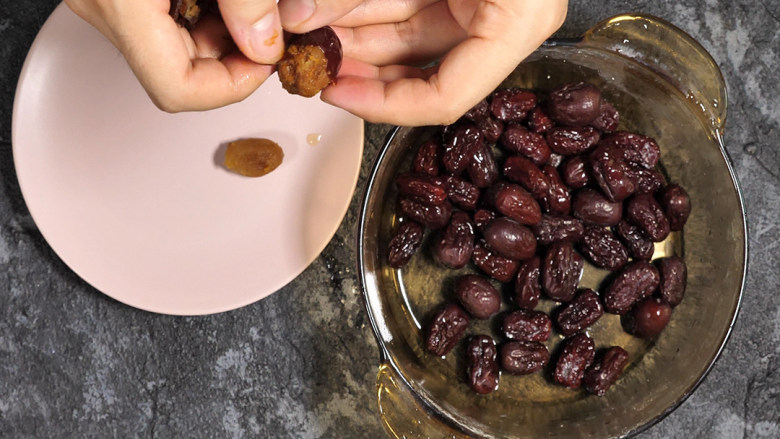 宝宝辅食 补血补气的红枣泥 ,用冷水泡一下也更容易剥皮。