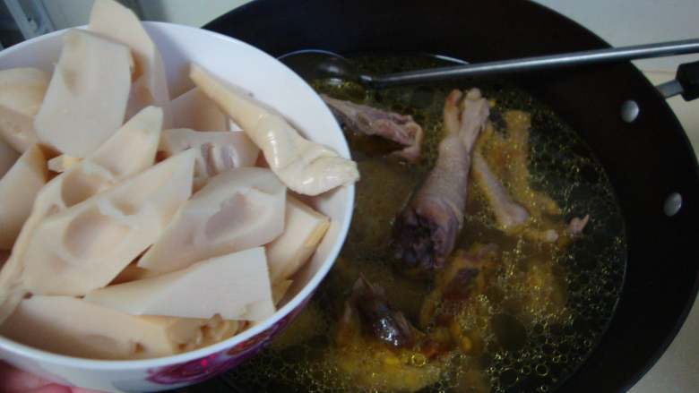 竹笋土鸡煲,连汤带肉一起倒入锅里,放入竹笋
