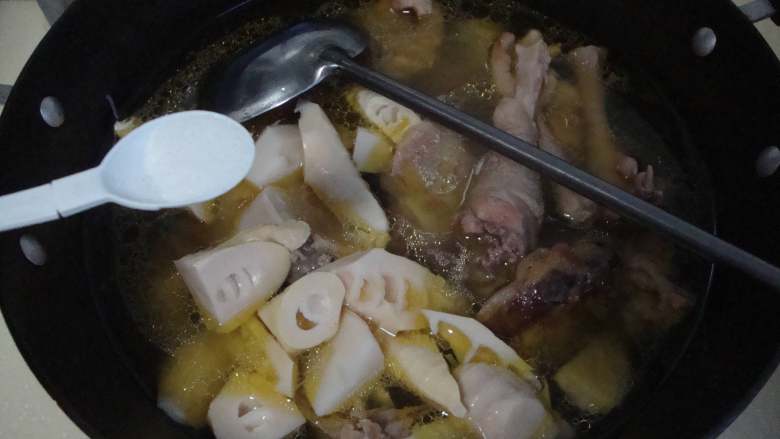 竹笋土鸡煲,加盐、鸡精调味,再炖20分钟左右即可