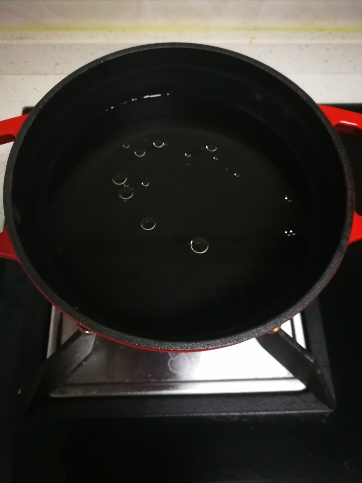 蒜蓉西兰花,水中放一滴油,烧开,放油是为保持西兰花本色,不变黄