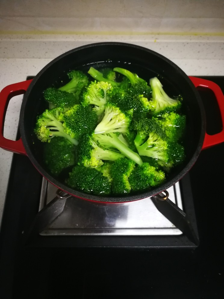 蒜蓉西兰花,水烧开后放入西兰花,煮一分钟左右捞起