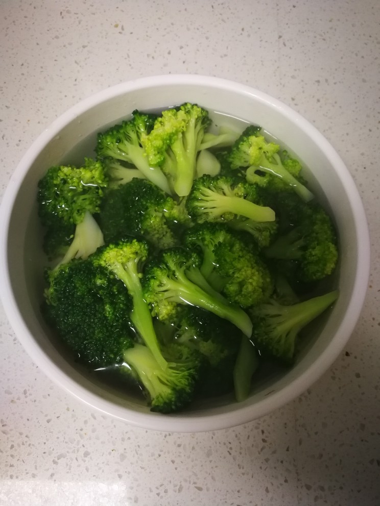 蒜蓉西兰花,捞起后放入凉水中,增加西兰花的爽脆感