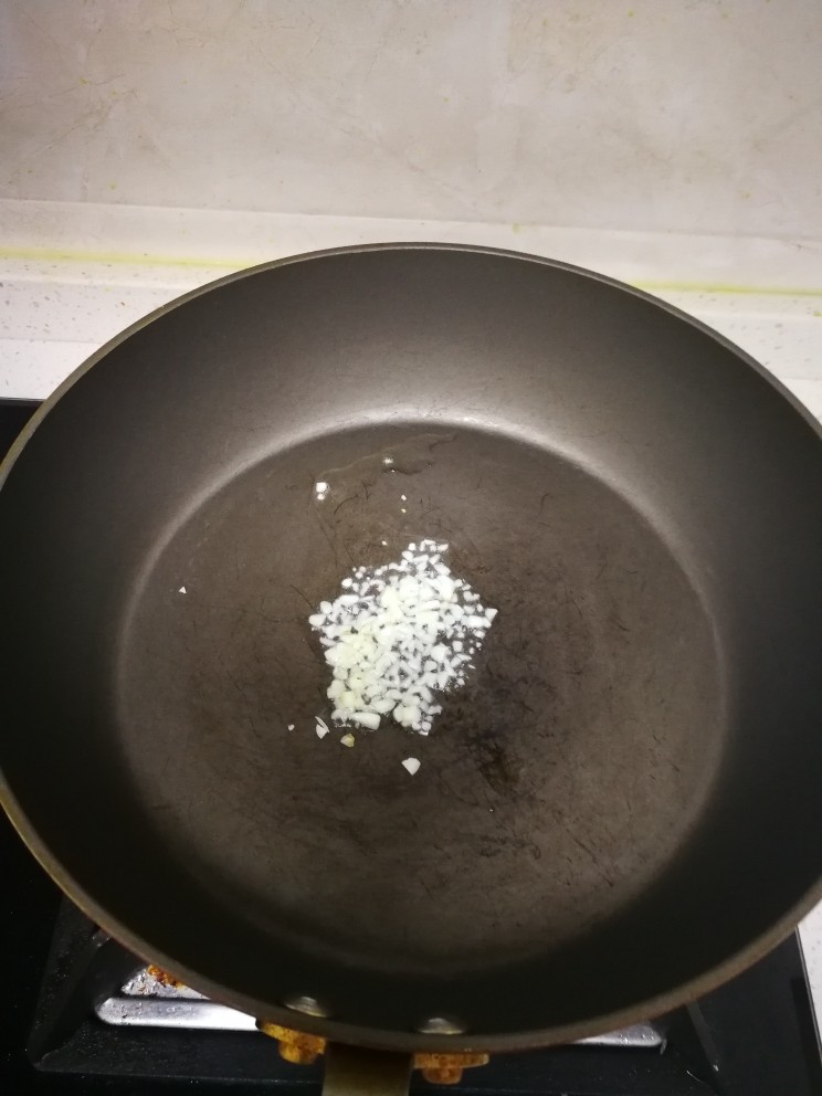 蒜蓉西兰花,锅内放一点油放入切碎的蒜瓣