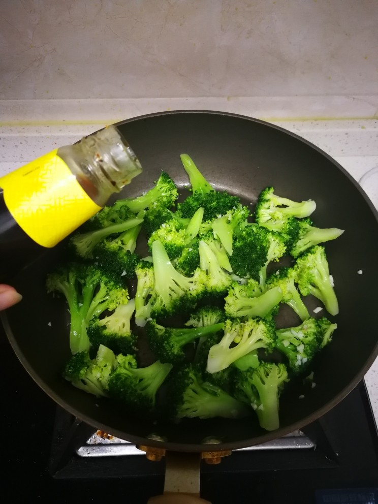 蒜蓉西兰花,放入西兰花翻炒片刻放入耗油