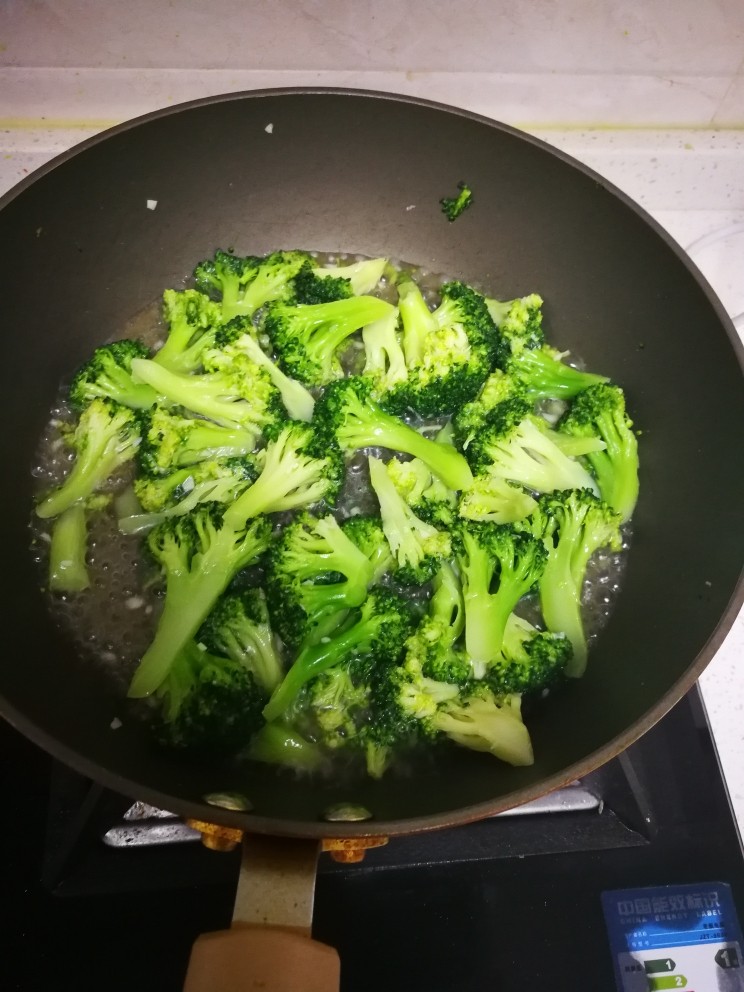 蒜蓉西兰花,放入盐,倒入搅拌好的淀粉水,炒到剩少于汁即可