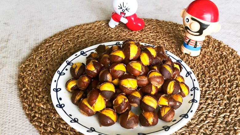 美味小零食 桂花蜜汁烤油栗子,桂花蜜汁烤油栗子口感软糯,桂花香甜浓郁,非常完美~
