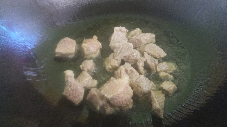 咖喱牛肉,再把牛肉放进去炒。