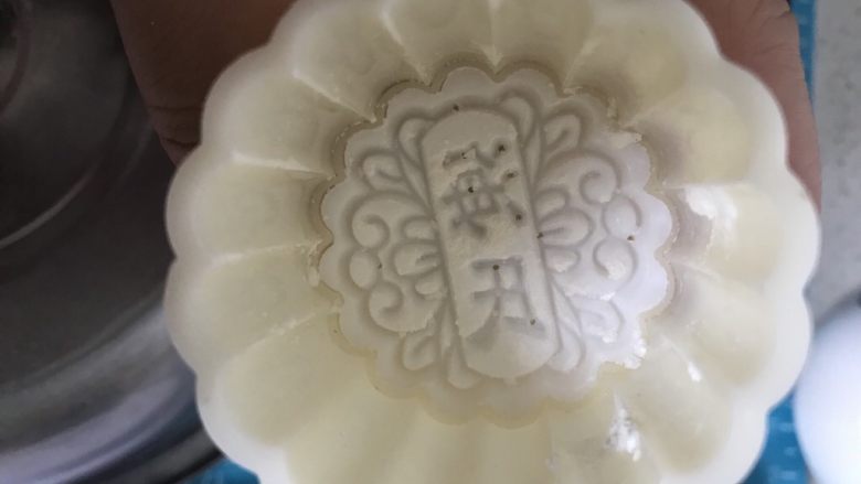 低油低糖黑芝麻豆沙~广式月饼,模具里撒手粉防止粘模。