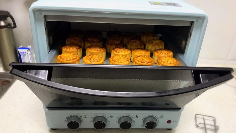 低油低糖黑芝麻豆沙~广式月饼,放入海氏烤箱200预热,5分钟定型,然后刷蛋黄液(纯蛋黄哦,最好用细毛刷,我就没有刷好),沾取蛋液在碗边缘刮下刮点多余蛋液,在月饼表面花纹轻轻一扫而过即可,不要反复涂抹,因为反复涂抹会影响花纹,会消失哦。然后继续放入烤箱180度继续烘烤15分钟,表面上色即可。具体时间和操作是自身烤箱情况而定。