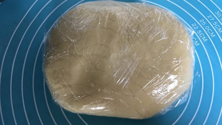 低油低糖黑芝麻豆沙~广式月饼,然后加入低面粉用刮刀搅拌混合均匀,静止1小时以上。