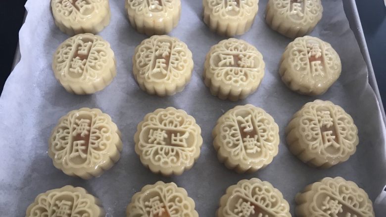 低油低糖黑芝麻豆沙~广式月饼,饼胚放入模具,用力按压出花纹,不要移动模具哦,再提起慢慢推出月饼即可。