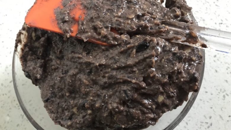 低油低糖黑芝麻豆沙~广式月饼,用勺子或者料理机把黑豆打成泥糊。