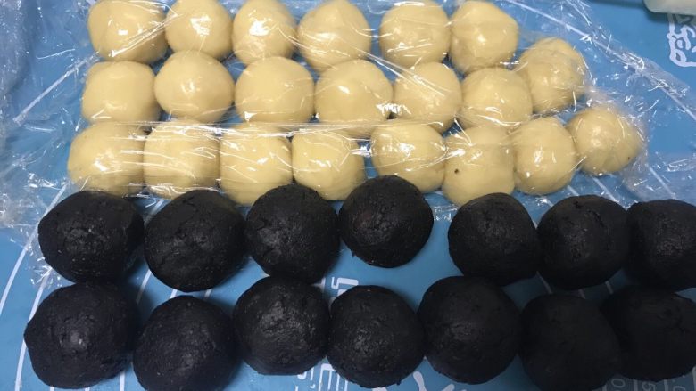 低油低糖黑芝麻豆沙~广式月饼,把黑芝麻豆沙馅成分30g一个醒好的月饼饼皮分20g每份(我做的50g的月饼)
