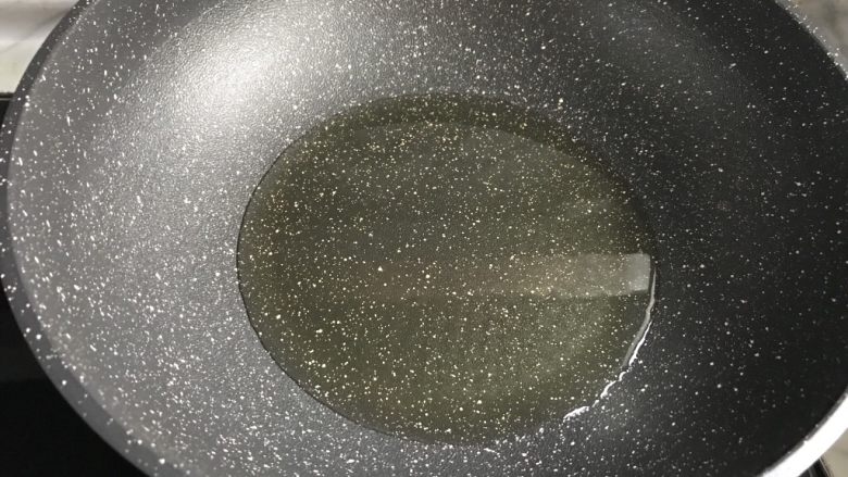 低油低糖黑芝麻豆沙~广式月饼,炒锅中放入适量油。