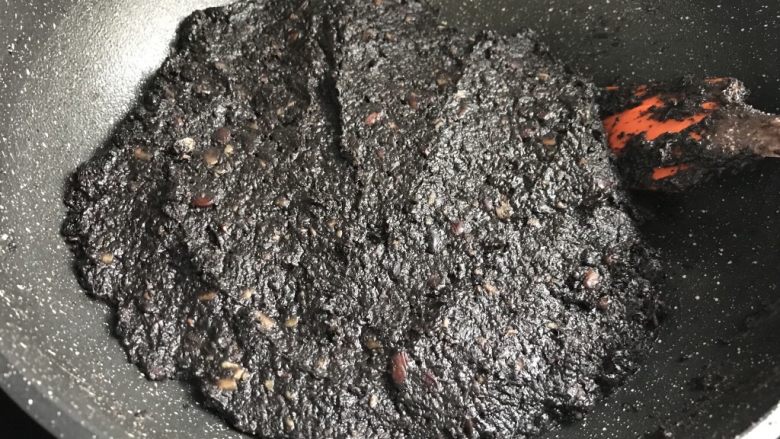 低油低糖黑芝麻豆沙~广式月饼,油热倒入打好的黑芝麻和黑豆泥,小火翻炒。