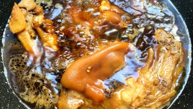 手把猪蹄,水开煮5分钟,转中火焖1个小时