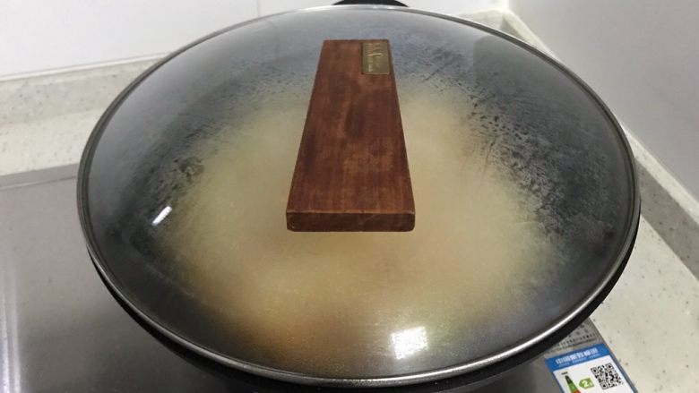 老干妈肉沫腐皮炒冬瓜,盖上锅盖,转中小火焖煮4.5分钟