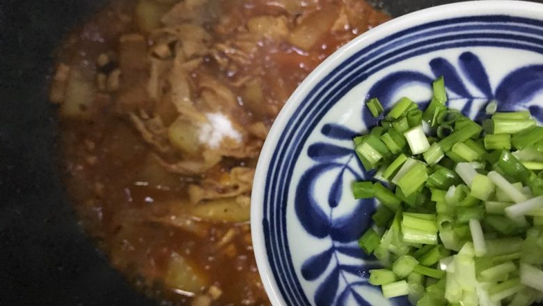 老干妈肉沫腐皮炒冬瓜,加入小葱,翻炒均匀,即可