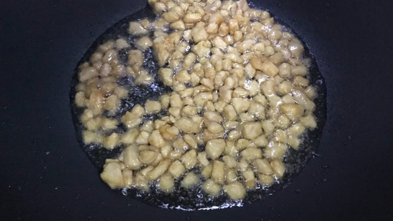 老干妈肉沫腐皮炒冬瓜,翻炒至变色