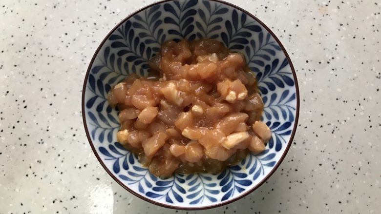 老干妈肉沫腐皮炒冬瓜,用适量料酒,生抽,淀粉,少许细砂糖腌制,备用