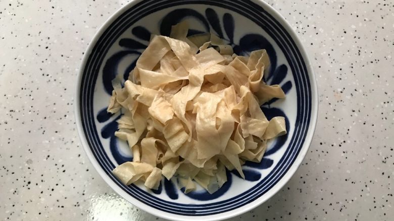 老干妈肉沫腐皮炒冬瓜,泡好的腐皮冲洗干净,挤干水分