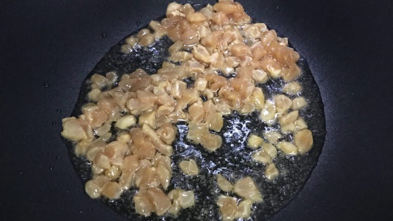 老干妈肉沫腐皮炒冬瓜,待锅内油七分热时,下猪肉