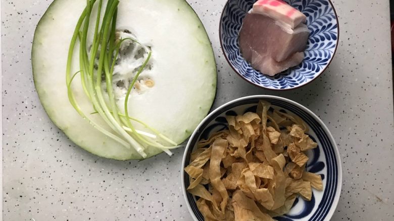 老干妈肉沫腐皮炒冬瓜,首先我们准备好所有食材