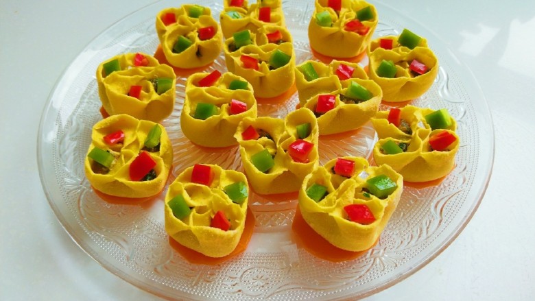 新文美食 彩色四喜蒸饺,<a style='color:red;display:inline-block;' href='/shicai/ 61'>青椒</a>切丁,红椒切丁,摆放在花饺口中。