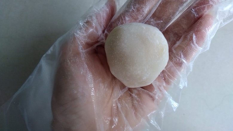 椰蓉蔓越莓冰皮月饼,收口搓圆,表面拍点熟糯米粉防粘
