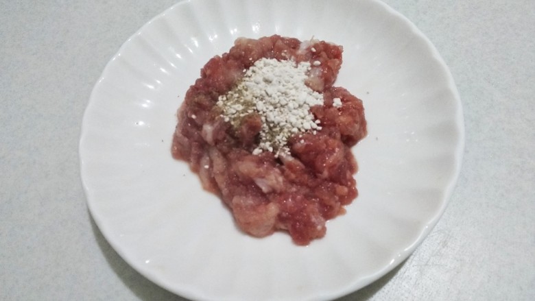 肉末烧豆腐,瘦肉剁成肉末,放一勺淀粉和少许<a style='color:red;display:inline-block;' href='/shicai/ 720'>胡椒粉</a>,然后拌匀。