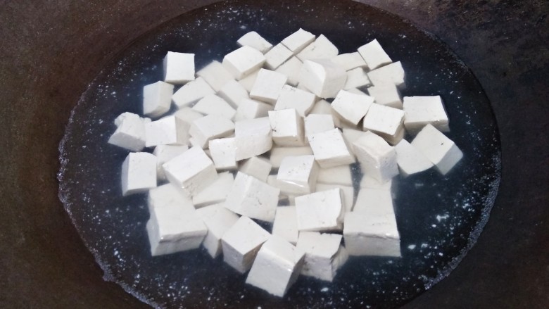 肉末烧豆腐,水开放入豆腐焯水一分钟,然后捞出沥水。
