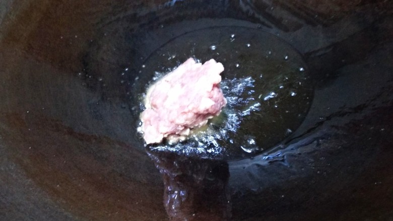 肉末烧豆腐,锅里放入适量的食用油,油熟放入肉末。