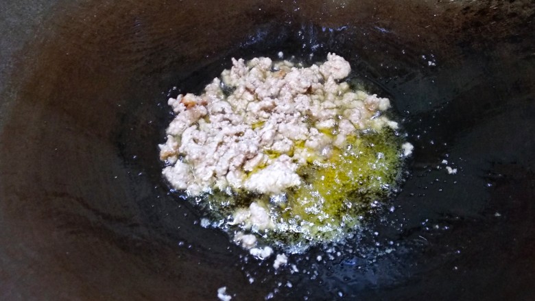 肉末烧豆腐,翻炒至变色