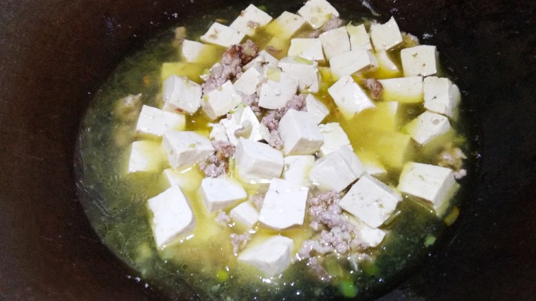 肉末烧豆腐,放入适量的清水,没过豆腐,然后盖上盖子烧。