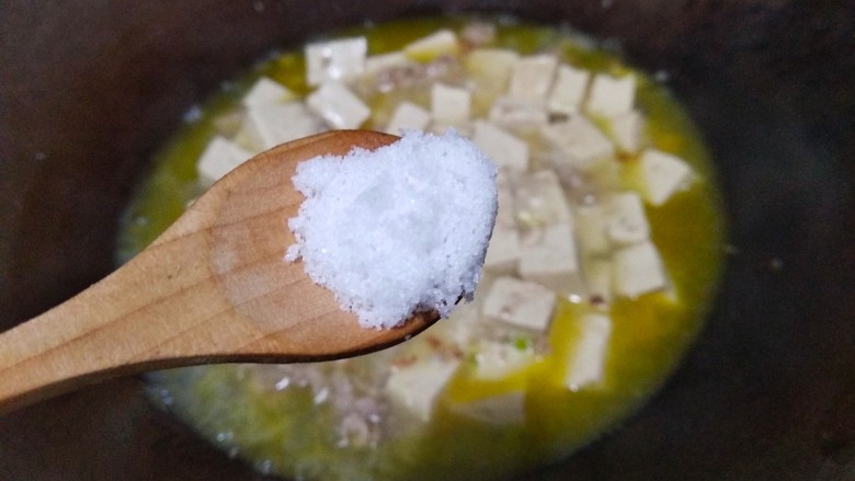 肉末烧豆腐,水开后打开锅盖,放少许盐翻均匀,继续盖上盖子烧。