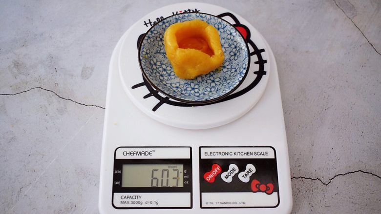 彩色月饼,再来制作流心馅把馅料做出杯的形状,然后把奶黄流心馅挤入,大概为10克左右,加上馅料共为60克,再收口捏紧,搓圆放入冰箱冷藏或冷冻备用