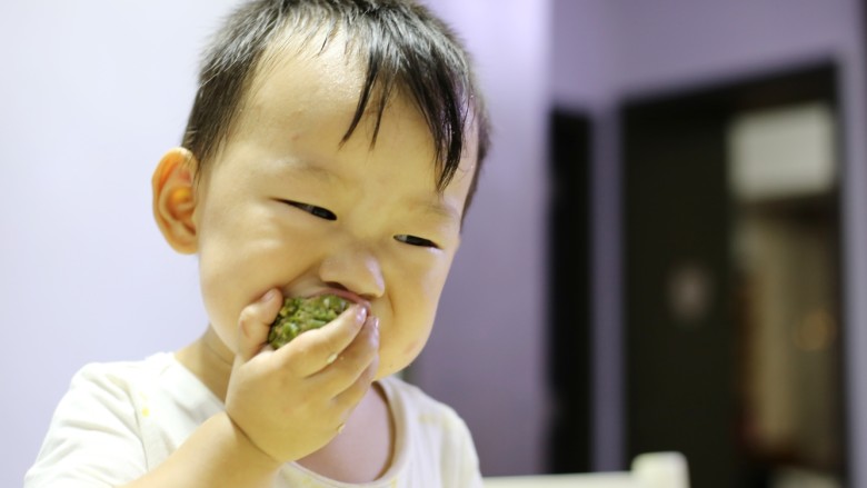 美食丨无油无水豆角新做法  简单好吃还劲道～,豆角瘦肉球还没上桌，骞骞宝宝就已经迫不及待把手伸出来了，看他的吃相，你就知道有多好吃了，原谅我是个坑娃的妈。😜豆角这样做，健康又好吃，怎么样，是不是一看就会？