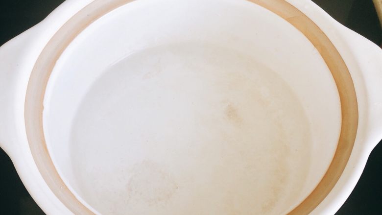 香郁柚子蜜,备锅,倒入清水。