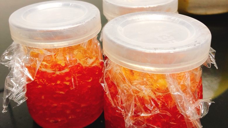 香郁柚子蜜,封上保鲜膜,盖上盖子密封,放冰箱2日后食用更香甜。