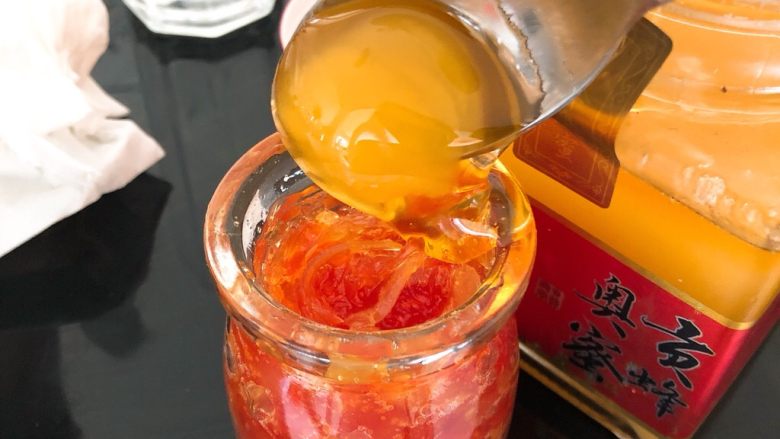 香郁柚子蜜,加入<a style='color:red;display:inline-block;' href='/shicai/ 865'>蜂蜜</a>2勺,并用干净干燥筷子搅拌均匀。