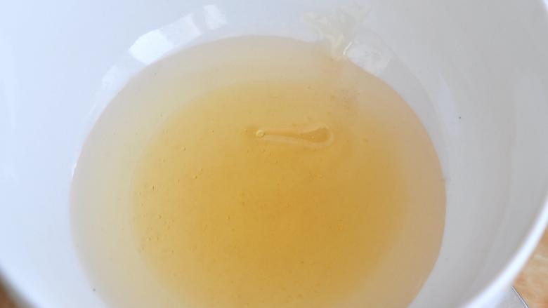 广式绿豆蛋黄月饼,【月饼皮需要静置,所以可以在炒豆馅之前将饼皮和好。】将色拉油和<a style='color:red;display:inline-block;' href='/shicai/ 5389'>转化糖浆</a>混合。