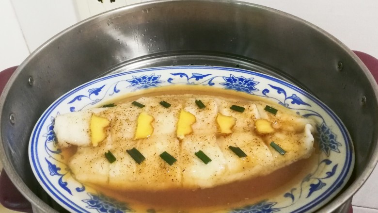 生抽巴沙鱼,蒸锅水开,放入巴沙鱼蒸八分钟焖三分钟