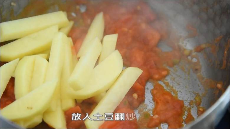 番茄土豆面—很朴素的一碗面，简约却不简单,放入土豆翻炒。