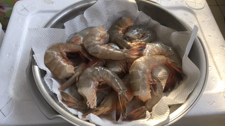 大虾炒土豆,将虾头去掉(另外做其它用),开背挑出虾线,清洗干净,沥一下水分,用厨房用纸把水分吸干。