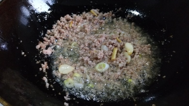 新文美食 黄豆肉末炒雪红樱,