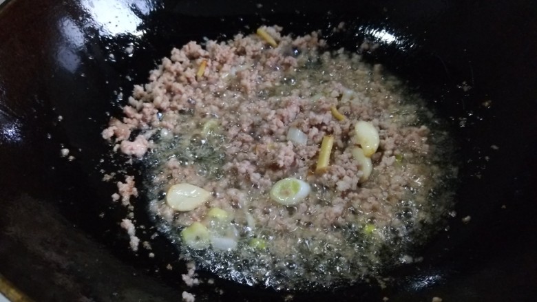 新文美食  黄豆肉末炒雪红樱,