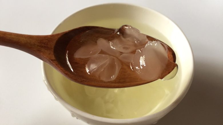 雪莲子桃胶羹,泡发过程中多次换水,泡发好的雪莲子去杂质
